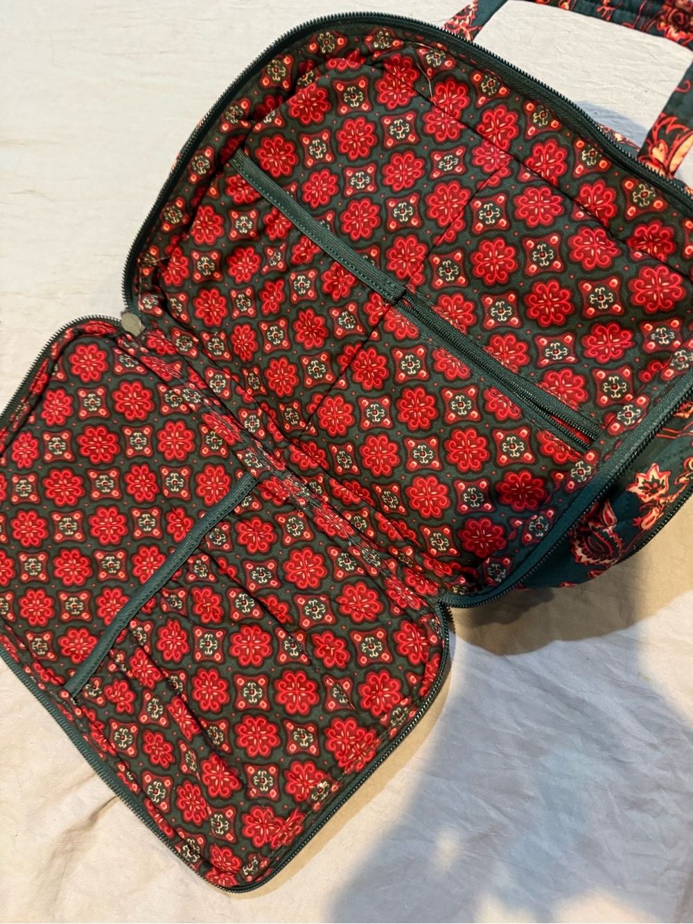 Vera Bradley Victorian Vines Travel Case. NEw w Tag - Picture 3 of 7
